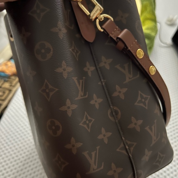 LOUIS VUITTON Neonoe MM Monogram Canvas Shoulder Bag - Picture 3 of 10